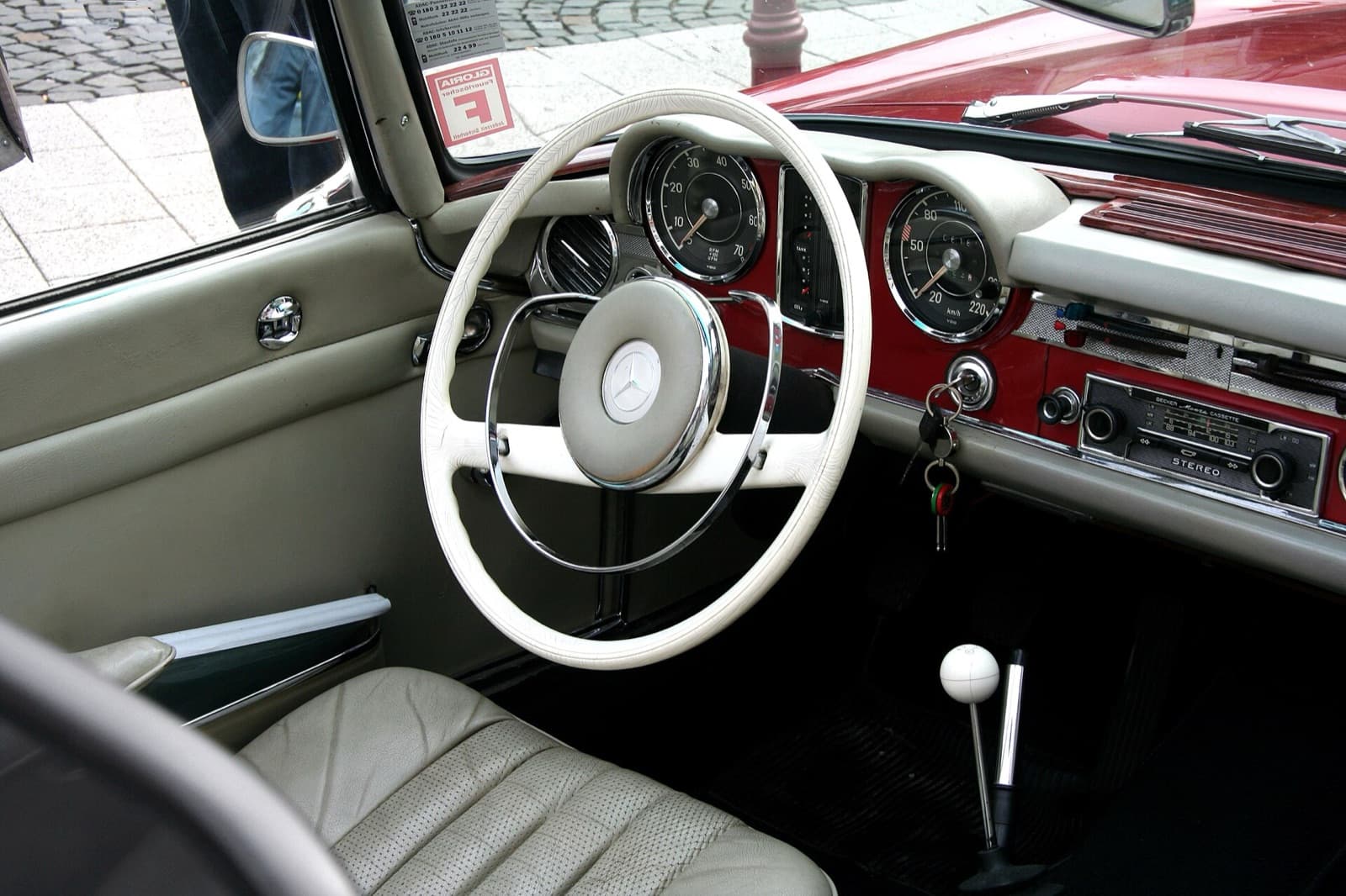 Mercedes-Benz 280 SL, detalle